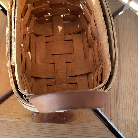 SM Vtg Longaberger medium natural brown Woven Basket. 1989. Leather handles. - Picture 3 of 5
